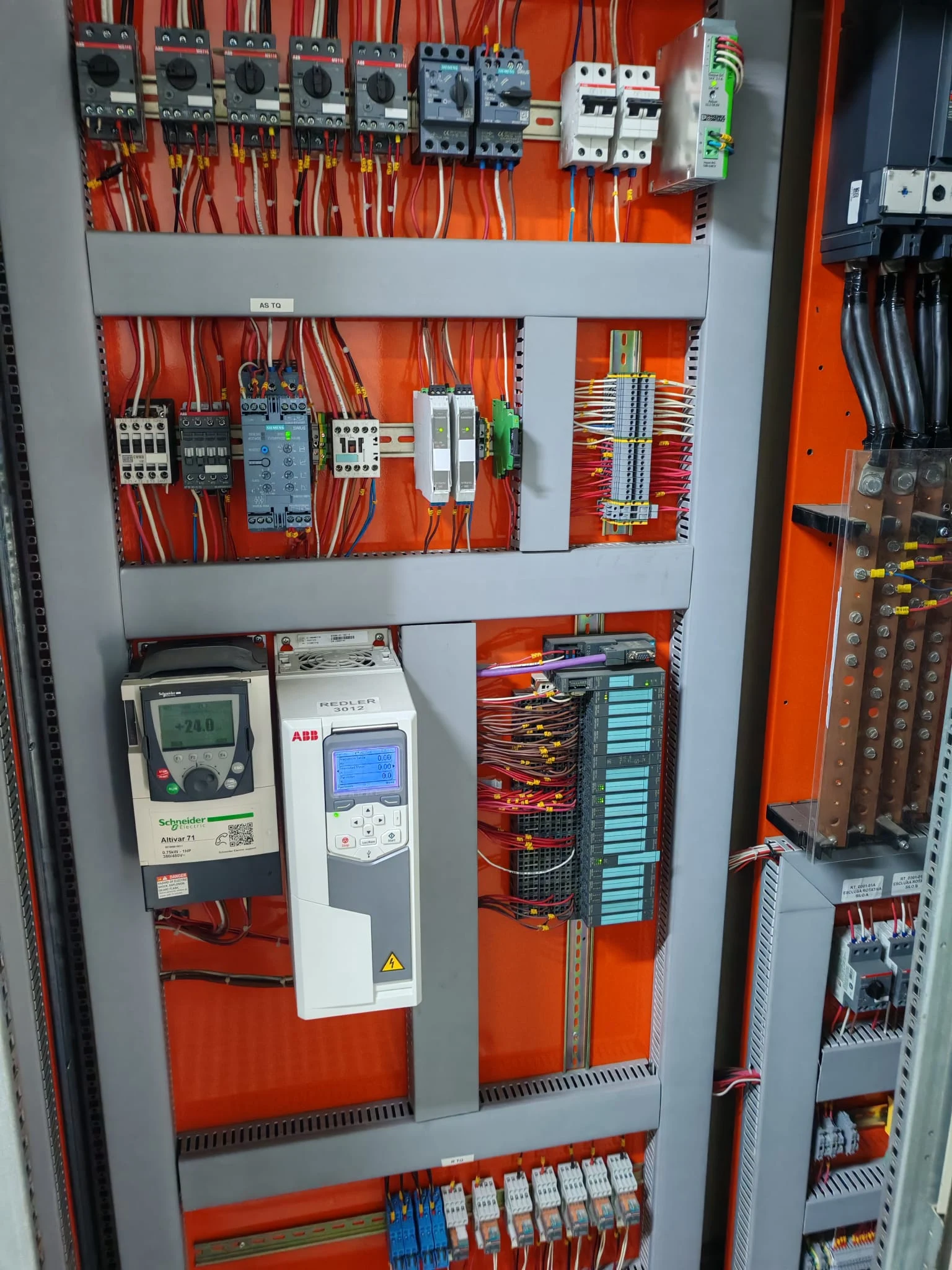 Tablero con PLC y equipos de control. Fotografía aportada por Electro de la Costa.
